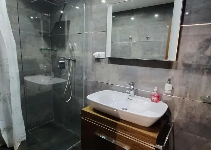 Modern Apartment, 300m From Main Street And Aupark 아파트 *